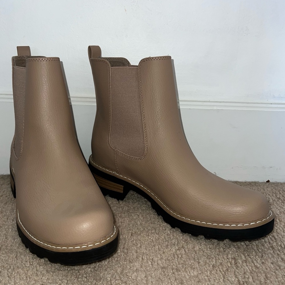 NWOT Universal Threads Celina Chelsea Boots